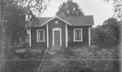 Banvaktstuga
Väderums banvaktstuga på linjen mellan Västervik och Hultsfred. Stugan finns kvar än idag fast ordentligt ombyggd