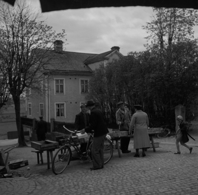 Fisktorget vid Drottninggatan och Storgatan
Två fiskhandlare:
T.vänster "Nie hekto"
T. höger Johansson