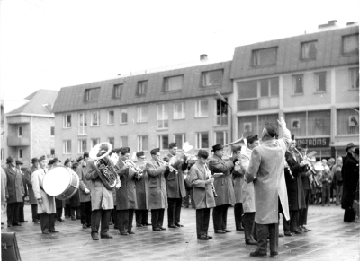 Husarernas träff på torget Ernst Rundgren dirigerar. 
1. "Frille" Karlsson, 2.?  3. Lennstam, 4. E. Gustafson, 5.? 6. Gustafson ( son till E. Gustafsson ). 7. Bosse Ericson, 8. Karl-Ivar Ericson, 9. Cederteg, 10.?  11.? Ernst Rundgren, 12. Per Olof Olson Kåreda, 
13.?              