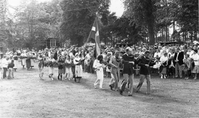 Girlang och kransar bärs till Brunnsparken Södra Vi