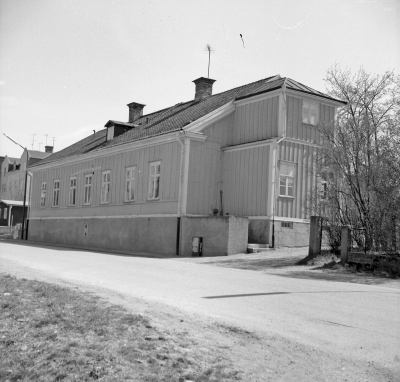 Sevedegatan

Dok.110513/KG

Sevedegatan 23, baksidan på "Per Johan Anderssons" gård sedd från Rönnbärsgatan. Socialvårdsbyrån är där tills nämndhus blir byggt. 1974. T.E