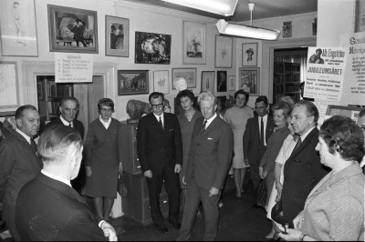 1969 Östergötlands folkbibliotekarier gästar Vimmerby. Bibliotekarie Thorvald Eriksson  redogör för bibliotekets svårigheter med trånga lokaler m.m. andra fr.v. Wackenfell Kisa. T.E.