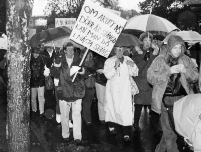 Det fanns ett förslag att lägga ner kirurgmottagningen och avd 1 på Vimmerby sjukhus. I sept samlades personal för att gå igenom hur vi skulle kunna demonstrera mot förslaget. Resultatet blev nedläggning av akutavdelning 1 1993, medan kirurgmottagningen fick bli kvar.