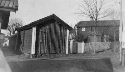 Baksidan av klockare Melkerssons bostad. Tidigare tullstuga vid Norrtull. Flyttad till Gästgivarhagen omkring1927. (Skittrampargränd).
Gränd ner mot Norrtullsgatan. Café Kringlan. Park Hotell.   