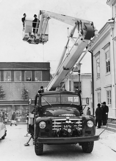 Nya brandbilen 1970, i korgen Nils Nicander Thorvald Ericsson. 