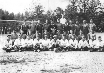 Mellerst raden från vänster 13. Tore Risberg, Typograf  14. Karl Stockius  15. Ingemar Carlsson, "Flinka"  16. Axel Andersson, Tapetserare  17. Karl D. Nyberg, Bankman  18. Linne Fasth  19. Allan Tambour, Tryckare  20. Arvid Lind, Typograf  21. Fritz Andersson, Snickare  22. Brognell, Stockholm  Övre raden fr vä: 2. Gösta Norman, Rörmokare  