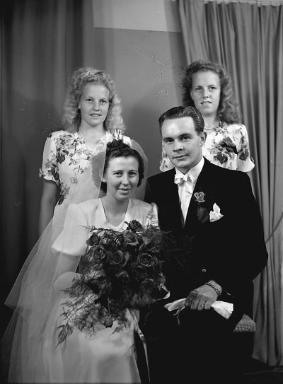 Porträtt
Lisa Gustafsson 
Birger Johnsson 
Lindåkra Södra Vi 
Lisa jobbade hos Carl Nilsson Eftr. och Birger jobbade vid järnvägen 