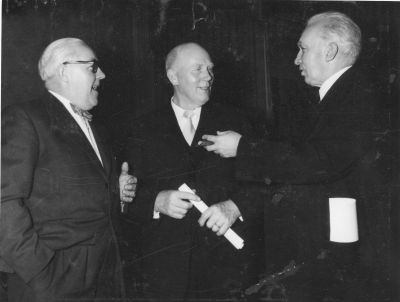 Uppvaktning vid 50-år jubileum Vimmerby Brandkår. Från vänster Georg Cederfelt, Gunnar Persson och Emil Severin 