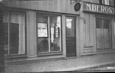 Foto taget vid Lindells fotomagasin på Storgatan 29, bredvid Bergstens leksaksaffär