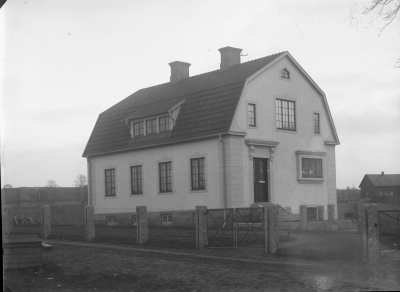 Villa Kampenborg, Kungsgatan 4. Byggdes 1924 av byggnadsfirman Hammarlund och Östh. M Hammarlund byggde villan med tanke på att han själv med familj skulle bo där, men ryktet säger att fru Hammarlund tyckte att det låg alltför långt ut på landet och ville inte flytta dit. Så kom det sig att major Molini med familj hyrde huset och under de åren som de bodde där fanns insksrivning av rekryter på bottenvåningen.
År 1929 köpte fröken Hulda Peters huset och bodde där till1945 då Carl-Axel Gyllenkrok (Hulda Peters systerson) köpte huset. 1992 övertog Catharina Gyllenkrok Bachmann med familj Villa Kampenborg och fjärde generationen flyttade in. 

Villa Kampenborg är en ljusgrå reveterad tvåvåningsbyggnad med dörrar och fönster målade i mörkbrun färg. Byggnaden innehåller 6 rum, 1 kök, 1 badrum och två hallar samt hel källare och vind. huset är omgivet av en terrasserad trädgård (2000kvm). Ursprungligen fanns ett 50-tal fruktträd i trädgården, men mer än hälften frös under de kalla vintrarna i början av 1940-talet. Huset är i stort sett helt bevarat både ut- och invändigt med boaserade väggar och kakelugnar i varje rum. 
Vimmerby i februari 2016 Catharina Bachmann


Dok.070817/RS