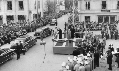 Kungen Gustav VI Adolf och häradshövding Severin på väg upp till talartribunen. Kungen hälsar folket.  Vimmerby  Blåsorkester. Hans Rundgren  Lars Karlsson ( Cederteg ) "Klarinett"  Nils Karlsson Cederteg "Tromben"     