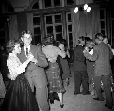 Skoldans i Realskolans aula
Från vänster Chatarina Widén Olof Karlberg Katarina Stunek Gunilla Egebo

Uppgiftslämnare Lars Birgersson Målilla

Dok.101130/KG
