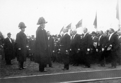 Invigningen av Östra Centralbanan 11 juni 1902: Mottagning i Wimmerby.  1. Gustav V,  2. Oscar II, 3. Otto Wahlberg tjänstgörande borgmästare,  8 Odencrantz? häradshövding.