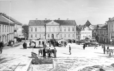 Vimmerby torg 1952. Till vänster sadelmakare Oscar Svanberg säljer seldon på torget.   T.E.