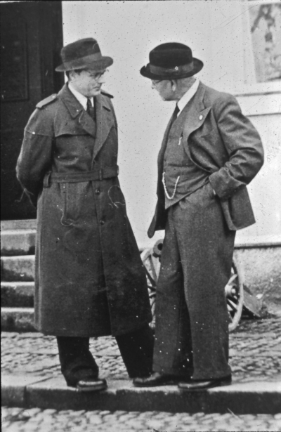 Män i samtal utanför Rådhuset

090407/KG