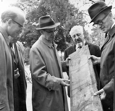 1. Åke Nisbeth, Riksantikvarieämbetet  4. Nils Ståhl, fabrikör  5. Beyron Milton, guldsmed  Vimmerby.      bräder från Ingebogården.     