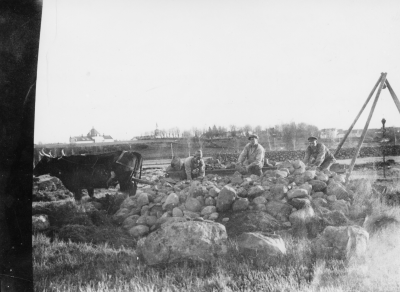 Från Näsområdet stenröjning Från vänster 1. Ernst Åberg Storebro, svarvare flyttade år 1923 till Kisa, 2. Uno Pettersson Storebro skötte i många år kyrkogården i Vimmerby, 3. Axel Liljeblad Storebro filare, tog 1933 anställning hos Beijers i Vimmerby Det var arbetslöshet på Storebro Bruk 1922 men Samuel August Eriksson som arrenderade prästgården Näs i Vimmerby ville ha åkrarna stenröjda. 