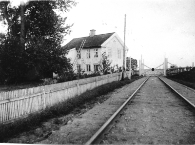 Västra tullen och Fagerholmska huset innan järnvägen hade fått bommar! Revs 1953. Tapetbit finns bevarad och var med på utställningen "Stad i förvandling" Se Brattbergs bok med samma namn. T.E.