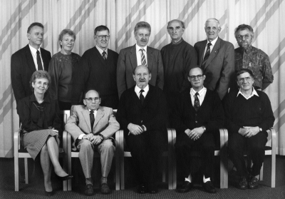 Kommunstryrelsen 1983 - 1985
Stående från vänster:
Leif Carlsson ( M )
Ingrid Svensson ( S )
Birger Andersson ( C )
Kanslichef Christer Johansson 
Rune Hultqvist ( S )
Karl Carlsson ( C )
Sven - Inge Karlsson ( S )
Sittande från vänster:
Ulla Malmberg ( M )
Inge Schultz ( S )
Bengt Johansson ( C )
Lars Karlsson ( C )
Rolf Johansson ( S )