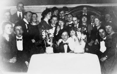 1. Agnes Beijer  2. Oscar Beijer  3. Gerda Lindblom ( gift Jonsson )  4.  Sten Carlsson ? ( spritbolaget )  5. Gunnar Nilsson ( spårvägen )  6. Rosa Nord ( gift Brissman )  7. Frk. Pettersson,  affärsbiträde  8. Lisa Eriksson ( gift med Karl Beijer )  9. Hugo Nilsson , gjutare )  10. Karl Beijer, fabrikör  11. Fru Märta Olsson  13 . Rickard Ollsen, köpman  14. Affärsbiträde Derwinger  15. Karl Karlsson,  affärsbiträde  16. Karin Andersson,  affärsbiträde  17. Ragnar Olsson, järnvägsman  18. Karin Andersson,  Affärsbiträde  19. Karl Nilsson ( "Nisse på lådan " )  20. Bengt Evander, metallarbetare  21. Affärsbiträde hos K. Johansson  22. Rudolf Olsson, bodbiträde  23. Erin Fasth ( gift Alerius ).      