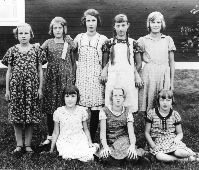 Källsåkra Folkskola. Stående från vänster,   1. Alice Andersson - Karlsson Vallåkra fjärde  klass, 2. Erin Karlsson  Slättfall femte klass, 3. Evylin Johansson - Johansson Nittsjö sjätte klass, 4. Gertrud Johansson - Lådingsfall sjätte klass, 5. Majken Hemmingsson Hästmosshult femte klass. Sittande från vänster 1. Birgit Karlsson - Lilja Vinketomta fjärde klass, 2. Eva Samuelsson Bergåkra ( död ) fjärde klass, 3. Gunhild Gustavsson - Fransen Vinketomta femte klass.           