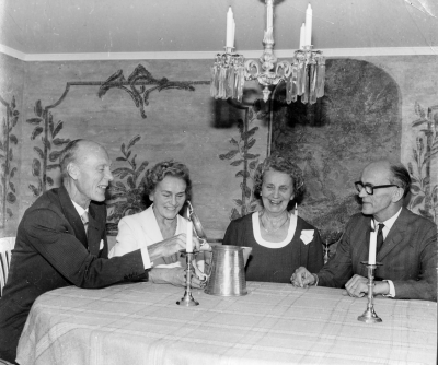 Foto tagit vid invigningen av Tenngjutaregården i Vimmerby 1967.  Från vänster:  1. Professor Sven B.F. Jonsson, riksantikvarieämbetet  2. Fröken Ingegerd Ekholm ägare till Tenngjutaregården, Vimmerby  3. Fröken Linnea Ekholm ägare till Tenngjutaregården, Vimmerby  4. Guldsmed Beyron Milton, Vimmerby.       