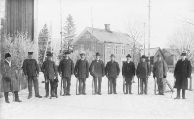 Vimmerby landstormsförening samling vid Västra Tullen
Marsch för landstormsmärket i brons
Från vänster  1. Edvin Gabrielson, skogvaktare  2. Axel Svensson ( Åbro ) 3. Gustaf Andstedt, polis 4. Holger Lindström, kemikaliehandlande, 5. Enok Nilsson,6. J.A. Pettersson ( Lund ) 7. L V Larsson, boktryckare 8. Conrad Nilsson Ludvigsborg, 9. Gustaf Jonsson, kamrer 10. Arvid Nilsson Nybble, 11 Kullman Centralbryggeriet.