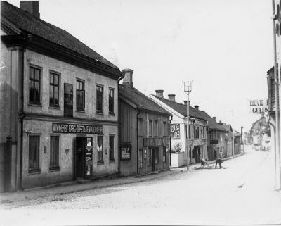 Fabrikör Ståhls hus under byggnad, se längst bort till höger. Foto, Färghandlare Holger Lindström. T.E.
Guldsmed, kemikalieaffär