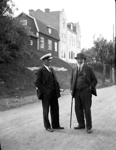 Foto taget på Rönnbärsgatan. Det stora huset är gårdshus till adressen Sevedegatan 29.
Mannen t v är enligt uppgift eventuellt sotaren Sven Jacobsson. Tveksamt...