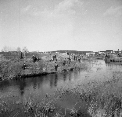 Fisketävling Stångån. Vid Åkebo, Åbro i bakgrunden
Vimmerby

Dok.110526/KG