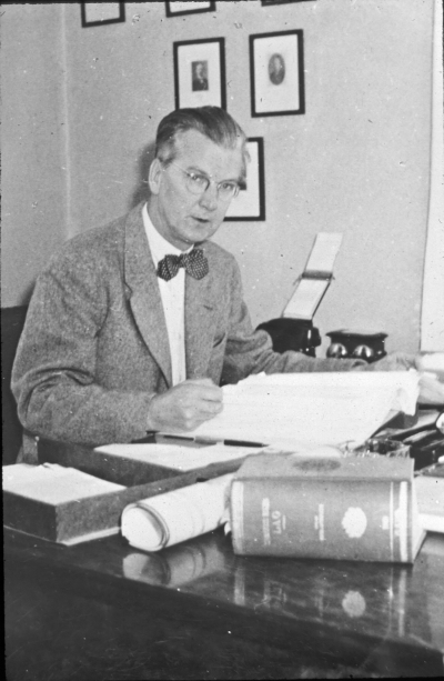 Kommunalborgmästare Lars V. Lindén,  född 1900,  död 1956. Kommunalborgmästare i Vimmerby 1948-1956, den enda Kommunalborgmästare staden haft. Blev lagd under landsrätt 1948 och 1956 överfördes dessa uppgifter på stadsdirektören och åklagaren. 
  
100118/KG