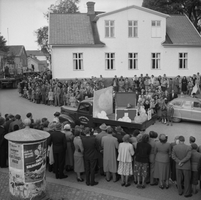 Barnens dag firande
Rektorsgården ( stadsbiblioteket ) i bakgrunden

Dok.111026/KG