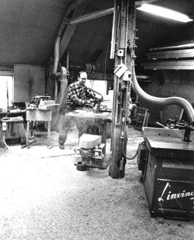 Bildtext: Tappfräsning.
Dokumentationsfotografering av tillverkningsprocessen på Snickargården.
Vårvintern 1988
Tillverkning av fransk pardörr.
Avbildade personer:
Tönnes Andersson
Bernth Ericsson
Lillan Ericsson
Alvar Andersson
Bildmaterialet användes senare till en skärmutställning om Snickargården som visades på Vimmerby Bibliotek