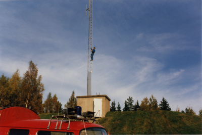 Sture Jonsson klättrar till toppen av radiomasten.