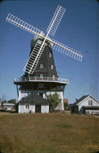 Väderkvarn Sandvik Öland (stod tidigare i Vimmerby)
Köptes av fabrikör  Hammarstedt  1885 Rivning och flyttning gjordes av mjölnare och verktygsmästare A.O. Grönkvist. Transporterades med oxar till Mönsterås sedan med båt till Sandvik. 
Uppbyggnaden på Öland gjordes av Knut Mårtensson och sonen Olof, sonen blev sedan ägare till kvarnen och drev den till 1955. Kvarnen hade ursprungligen 5 stenar men efter tillbyggnad och inmontering av råoljemotor utökades med 3 stenar. Kvarnen ägs nu av Åkerbo hembygdsförening och används som museum och restaurang.

090416/KG














