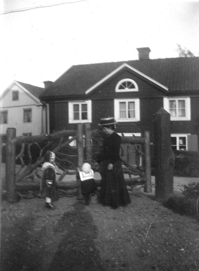 "Maddi o Henrik o barnsköt. Emy på Ö.E.B. Gård"   ( Ö.E.B = ÖSTGÖTA ENSKILDA BANK )     Nordströms 