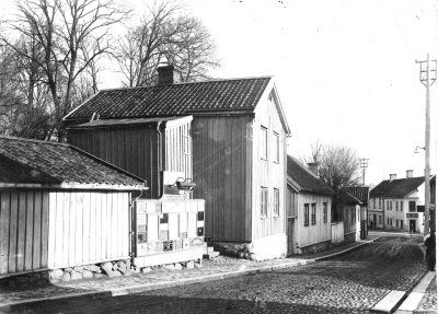 Storgatan, husen till vänster revs 1929 då kyrkparken gjordes i ordning för medel donerade av Skeppsredare Gustaf Reuter Göteborg, född i Vimmerby. Höga huset Skräddare Fredrik Ahlstrands gård, efter det Fröken Grägerlund, sedan Öl-Klaras hus och sist på vänstra sidan av gatan, Östra Tullstugan. Till höger ?? Axel Fasths som revs när gatan breddades.   T.E. (samt Malmberg). Backen kallades Skogvaktarebacken