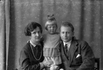 Familjen Höglund
Skandinaviska Banken


Dok.080612/RS