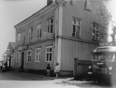 Stångågatan 1960-talet, Albert Borgstrands hus intill busstationen.  till vänster Gottfrid Peterssons affär den upphörde 1970.