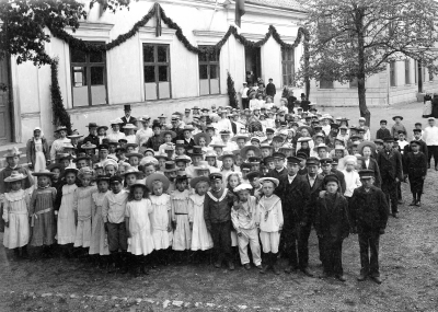 Folkskolan vid järnvägsinvigningen, 1. Johansson Lärare, 2. Gertrud Fröberg lärarinna, 3. Anna Johansson lärarinna, 4. Oscar Stolpe, 5.  6.  Algot Johansson, 7. Edla Karlsson, 8. G. Adolf Wahlberg, 9.Ingrid Tidman, 10. Axel 11. Maja Bornholm, 12.Tora Ålander, 13. Lisa Vinell ( Runqvist ), 14. Anna 15. Edit Ingeström ( Vennebjörke ). 16. Gullan Aspegren, 17.) Agda Dotse, 18. Svante Hammargren, 19. Maja Petersson, 20. Paulina Andersson, 21. Anna Bälter, 22. Maria Nilsson lärarinna, 23. Lisa Ingeström Vennebjörke, 24. Hildur Ålander, 25, Sigrid Stenklini - Karlssonm 26, Främbergm 27, Skollärare Johanssons fru, 28. Signe Gustafson ( Ruda ), 29. 30) Linnea Thorén, 31. Arkadius Thoren. 