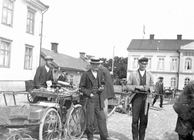 Torget 1920- talet.  Mannen i stråhatt är Birger Evander, snickare vid Ståhls möbelfabrik.   T.E.