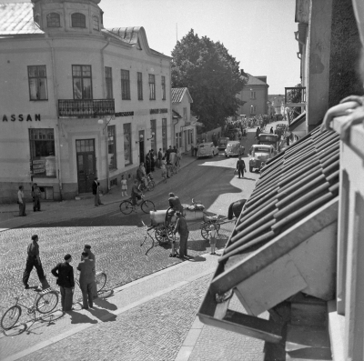 Storgatan

Dok.110330/KG

Storgatan omkring 1952. ("Kruse") Axel  Hörberg vid vattenpåfyllningen bilden tagen från rektorsgårdens balkong som revs 1973 Lilla grabben är Bo Eriksson, son till bibliotekarien.  T.E.

