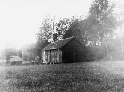 Bränneriet med uthus Åbrovägen.   T.E.
