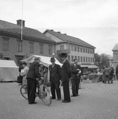 Fr,v
1, Nils Kullander, Hjortåsen V-by,med cykeln     Försäkringstjänsteman.
2, Mauritz Hammarlund , Byggmästare
3, Robert Öst, Byggmästare
4, Svensson
