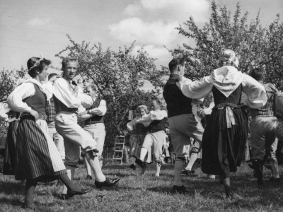 Örsåsa Gullringen. Från vänster.  1. Ylva Pettersson lärarinna Vena  2. Börje Karlsson sotare Hultsfred  3. Helge Karlsson ordf. i danslaget verkmästare på Ejdern, Vimmerby  4. Inger Georgsson Mariannelund  5. Sivert Georgsson snickare Mariannelund  6 Gunnar Nilsson kontorist Vimmerby    7. Birgitta Nilsson lärare Vimmerby  8. Ingvar  fabrikör Mariannelund.                               