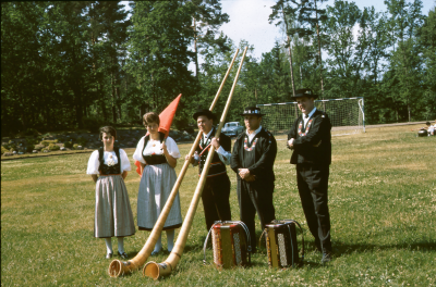 Gästande folkdanslag från Schweiz män kvinnor instrument 

090506/KG