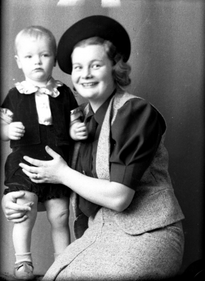 Polisman Olsson fru och barn



Dok.080422/RS