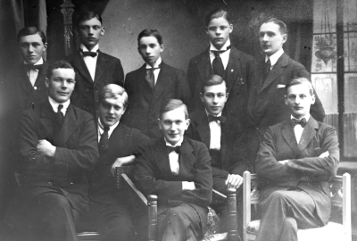 1 Dahlström 2 Elof Gräns, Svarvare 3 Ossian Åberg, Svarvare o fräsare 4 Georg Videll, Lantarbetare 5 Georg Nyström, Kamrer 6 Theodor Ströberg 7 Sture Lundström 8 Harry Gustafsson 9 Axel Bottner, Svarvare död 1974 10 Ivar Gustavsson, Lantarbetare Storebro år 1920  T.E. 