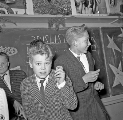 Skolan
- julfest - ?
Leif ( Luffarn ) Johansson , till höger Lars Andersson

Dok.111102/KG