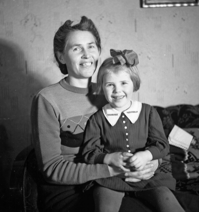Nils Bomans fru och dotter

Dok.111026/KG